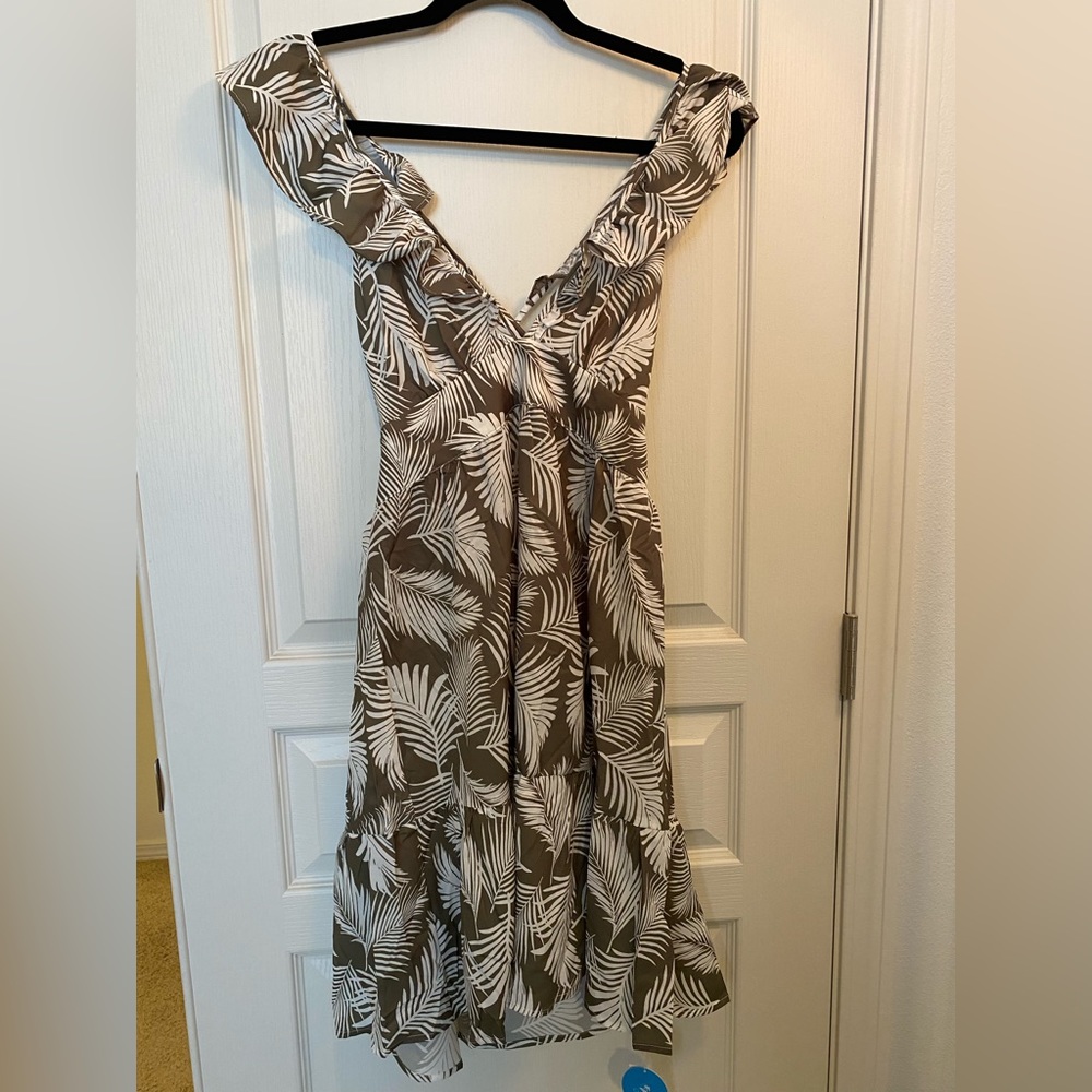 Cupshe L tropical lace back dress. Olive green/ cream leaf pattern